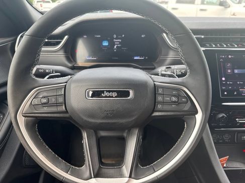 Used 2025 Jeep Grand Cherokee Altitude AWD/4WD image 14