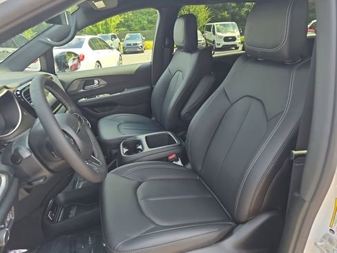 New 2026 Chrysler Voyager LX image 17