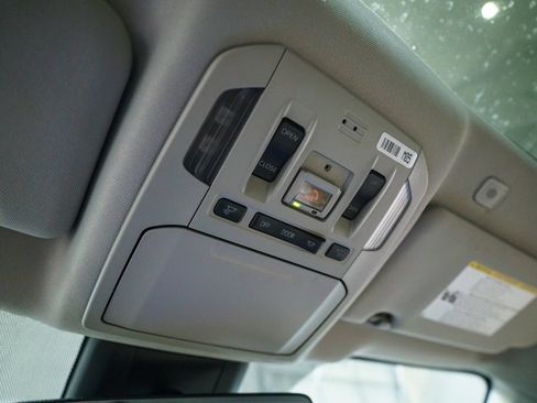 Used 2023 Toyota Highlander XLE AWD/4WD image 29