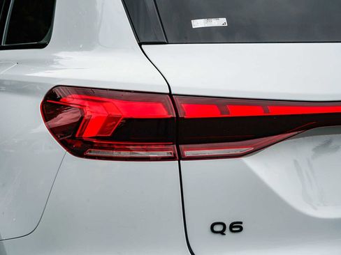 Used 2025 Audi Q6 e-tron Premium w/ Convenience Package image 9