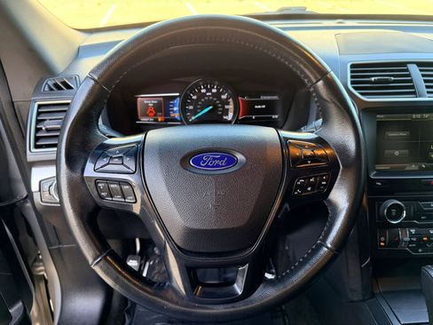 Used 2016 Ford Explorer XLT w/ Equipment Group 202A FWD image 22