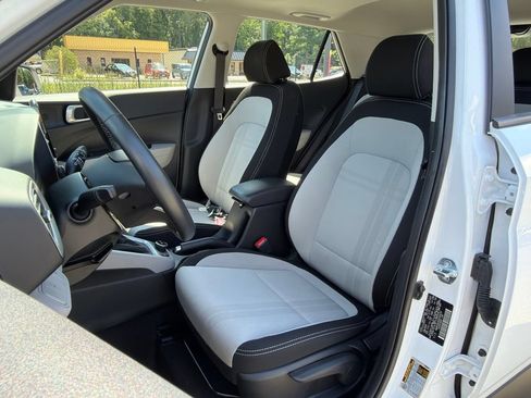 Certified 2025 Hyundai Venue SEL FWD image 23