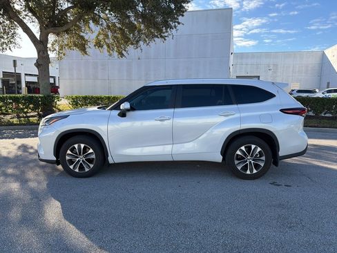 Used 2024 Toyota Highlander LE image 2