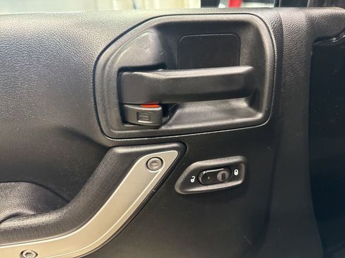 Used 2017 Jeep Wrangler Unlimited Sahara image 24