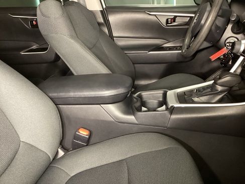 Used 2021 Toyota RAV4 LE AWD/4WD image 3