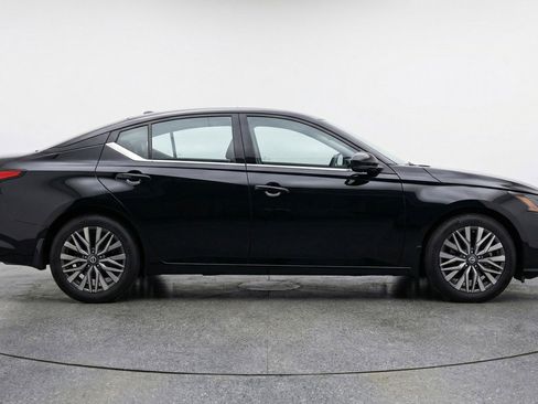 Used 2025 Nissan Altima 2.5 SV FWD image 11