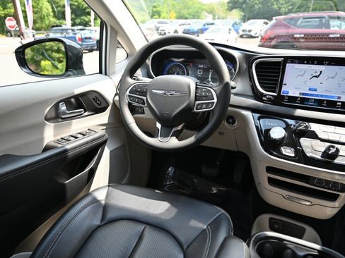 Used 2024 Chrysler Pacifica Touring-L FWD image 11