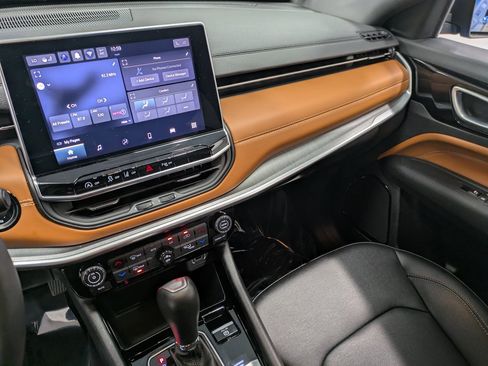 Used 2024 Jeep Compass Limited image 10