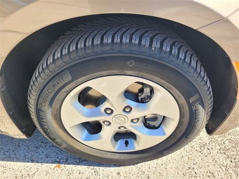 Certified 2018 Chrysler Pacifica Touring-L image 22