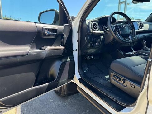 Used 2021 Toyota Tacoma TRD Off-Road w/ Technology Package AWD/4WD image 14