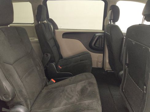 Used 2019 Dodge Grand Caravan SE w/ UConnect Hands-Free Group image 19