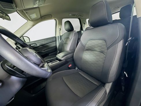 Used 2025 Nissan Pathfinder SV image 13