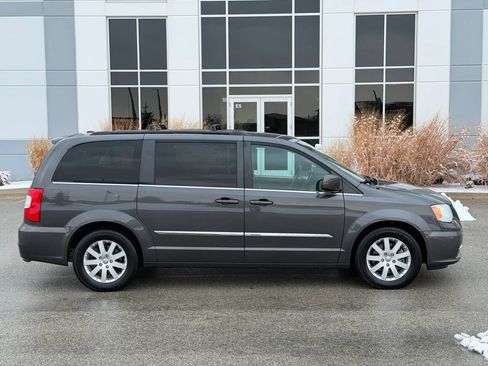 Used 2016 Chrysler Town & Country Touring image 4