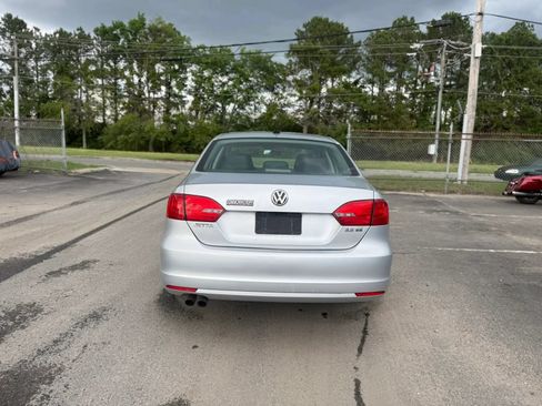 Used 2011 Volkswagen Jetta SE FWD image 4