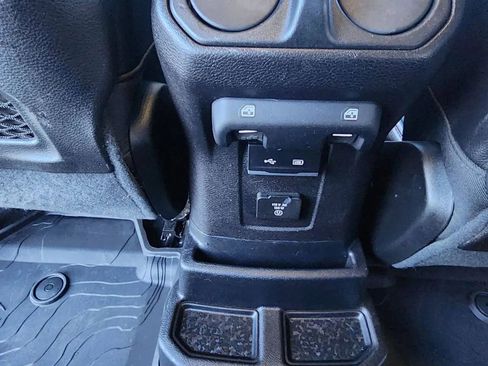 Used 2019 Jeep Wrangler Unlimited Rubicon w/ Dual Top Group image 16