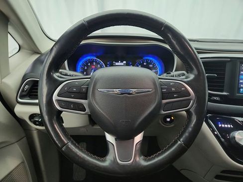 Used 2019 Chrysler Pacifica Touring-L FWD image 12