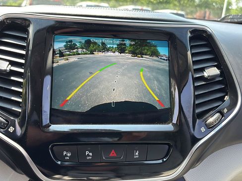 Used 2019 Jeep Cherokee Overland w/ Technology Group AWD/4WD image 35