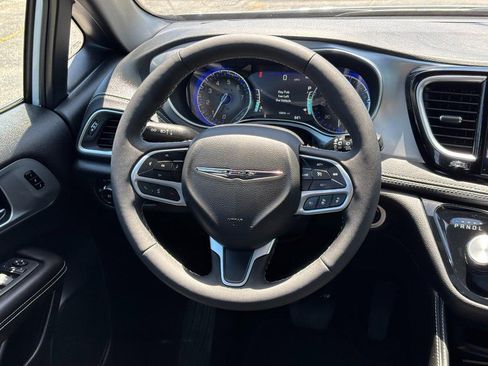 Used 2026 Chrysler Pacifica Limited FWD image 13