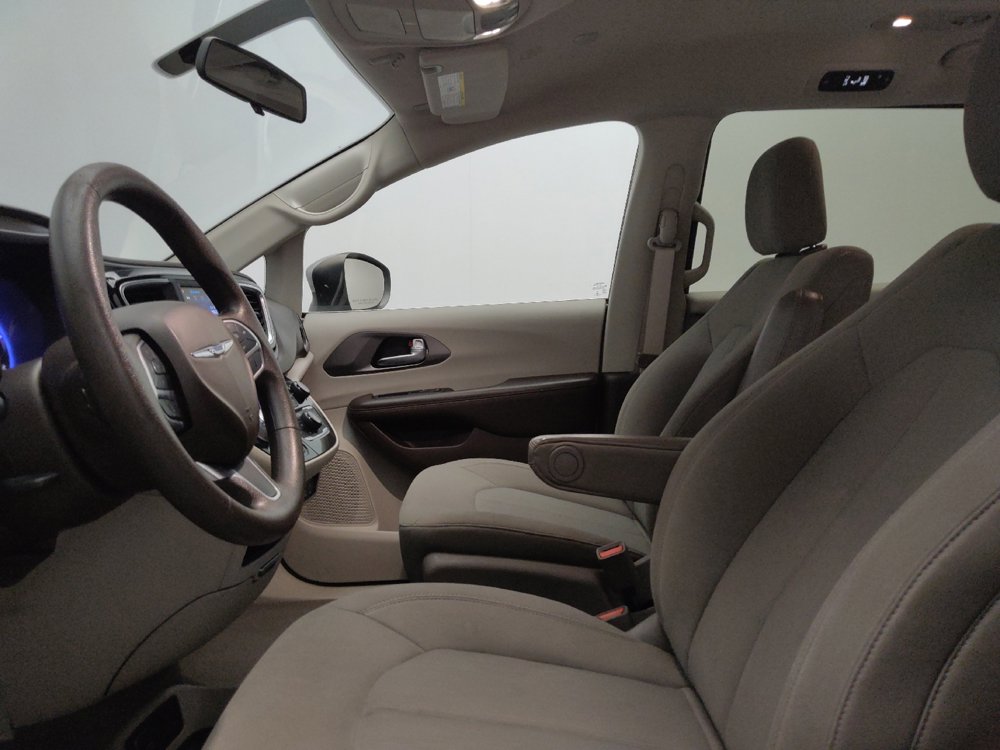 Used 2020 Chrysler Voyager LX FWD image 17