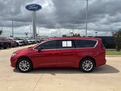 Used 2025 Chrysler Pacifica Select AWD/4WD image 2