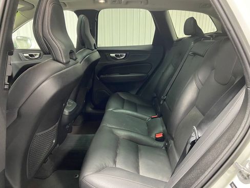 Used 2023 Volvo XC60 B5 Plus image 11