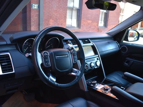 Used 2017 Land Rover Discovery HSE image 11