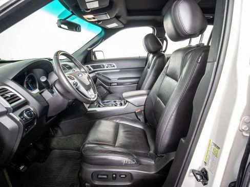 Used 2015 Ford Explorer XLT w/ Equipment Group 202A AWD/4WD image 9