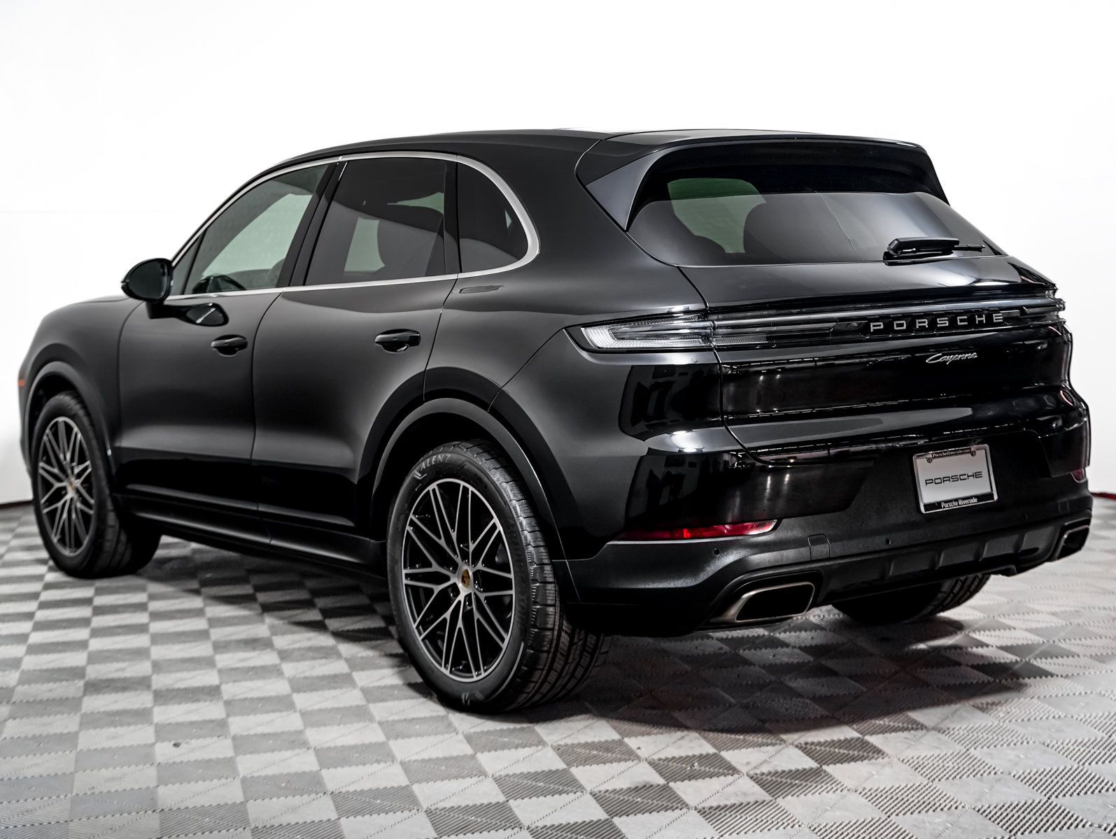 Certified 2024 Porsche Cayenne w/ Premium Package AWD/4WD image 3
