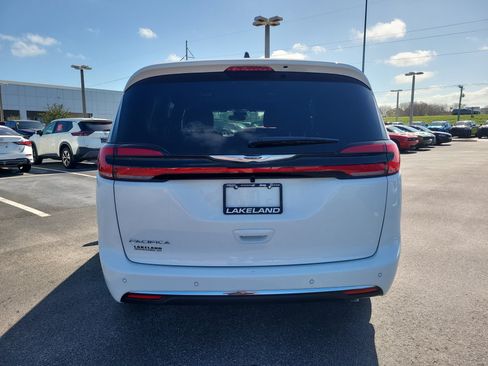Used 2026 Chrysler Pacifica Select FWD image 7