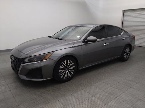 Used 2023 Nissan Altima 2.5 SV FWD image 2