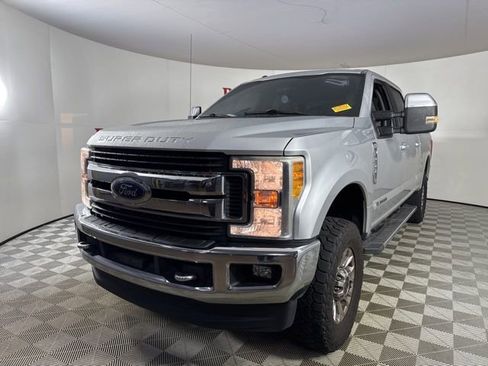 Used 2017 Ford F250 XLT w/ XLT Premium Package image 4