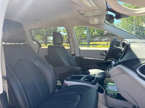 Used 2024 Chrysler Pacifica Touring-L FWD image 25