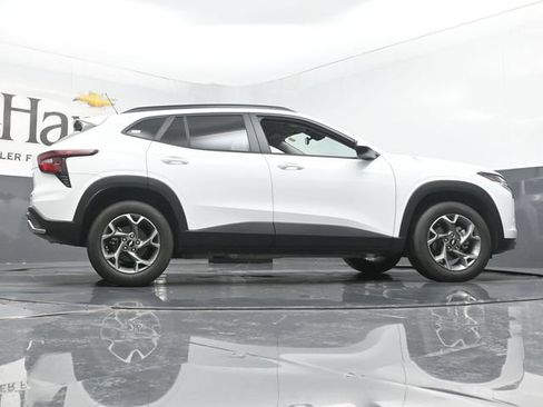 Used 2025 Chevrolet Trax LT w/ LT Convenience Package FWD image 31
