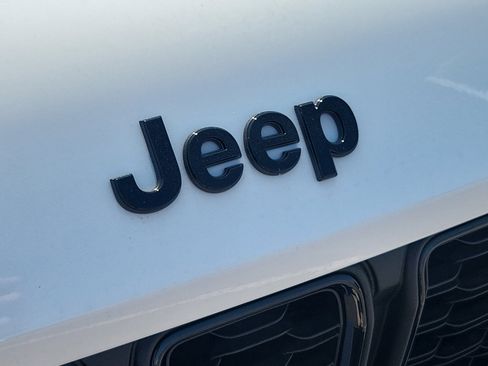 New 2025 Jeep Grand Cherokee Limited w/ Black Appearance Package image 24