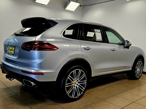 Used 2018 Porsche Cayenne Platinum Edition image 3