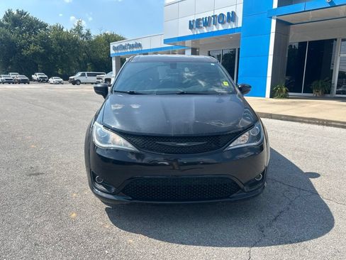 Used 2019 Chrysler Pacifica Touring Plus w/ S Appearance Package FWD image 2