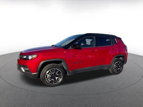 Used 2025 Jeep Compass Trailhawk image 4