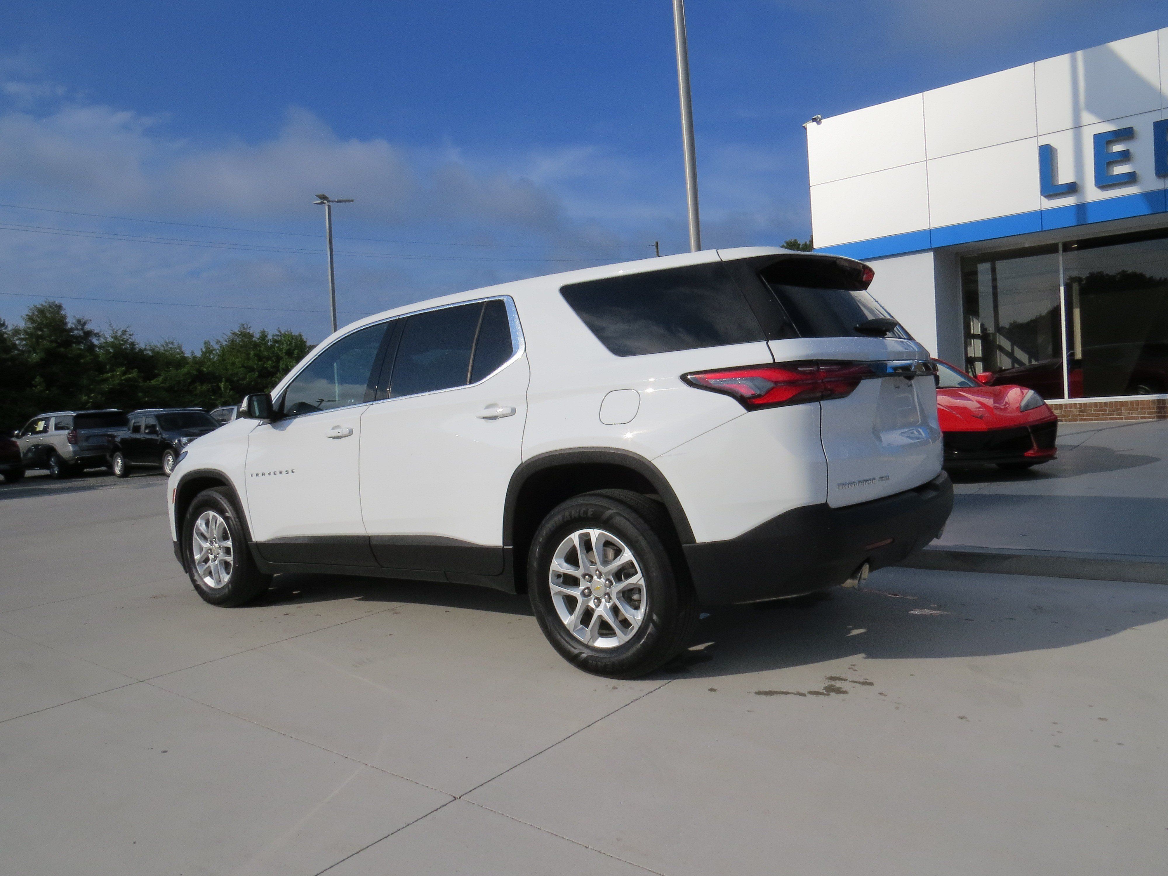 Used 2023 Chevrolet Traverse LS AWD/4WD image 3