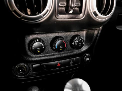 Used 2013 Jeep Wrangler Unlimited Sahara w/ Connectivity Group AWD/4WD image 25