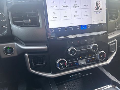 Certified 2024 Ford Expedition XLT image 26