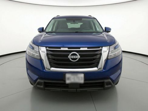 Used 2025 Nissan Pathfinder SV image 2