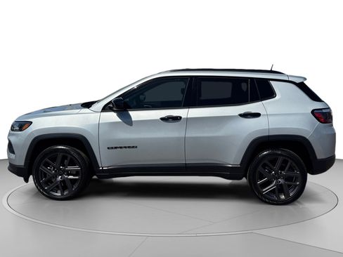 Used 2026 Jeep Compass Latitude AWD/4WD image 3