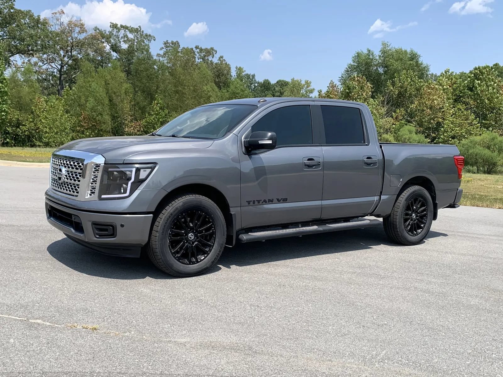 Used 2019 Nissan Titan SV w/ SV Convenience Package RWD image 3