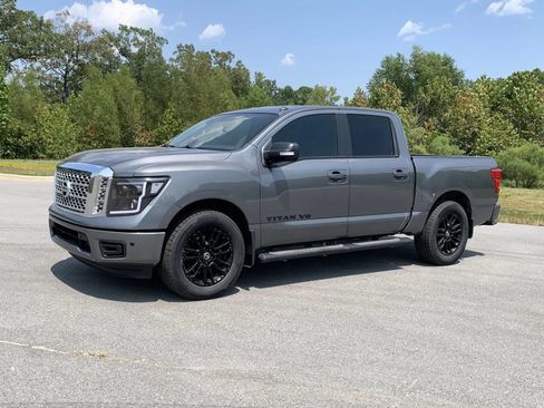 Used 2019 Nissan Titan SV w/ SV Convenience Package RWD image 3