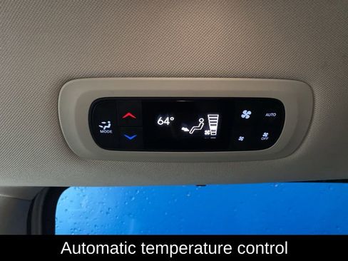 Used 2023 Chrysler Pacifica Touring-L FWD image 12