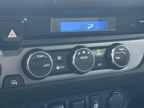 Used 2022 Toyota Tacoma TRD Off-Road image 19