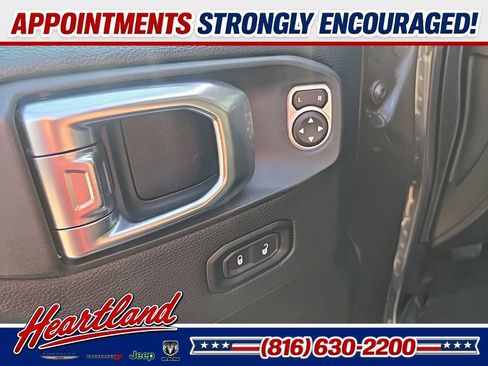 Used 2018 Jeep Wrangler Unlimited Sahara AWD/4WD image 30