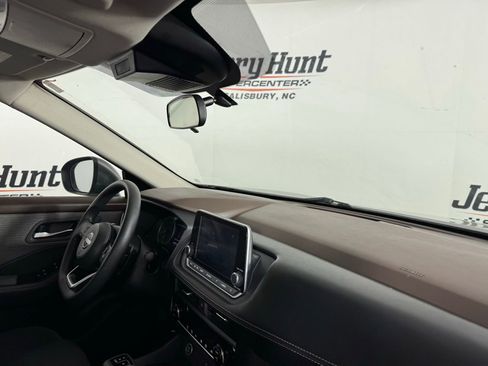 Used 2023 Nissan Rogue SV image 31