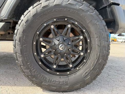 Used 2018 Jeep Wrangler Unlimited Sahara AWD/4WD image 12