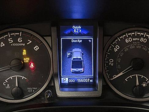 Used 2017 Toyota Tacoma TRD Sport image 11